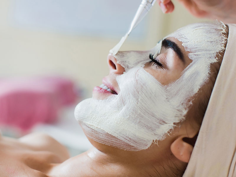 Learn How To Apply Facial Peels